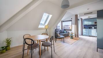 One-bedroom Suite with balcony | Living area