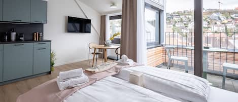 Suite with balcony | Individually decorated, individually furnished, desk, laptop workspace