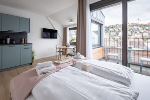 Suite with balcony | Individually decorated, individually furnished, desk, laptop workspace