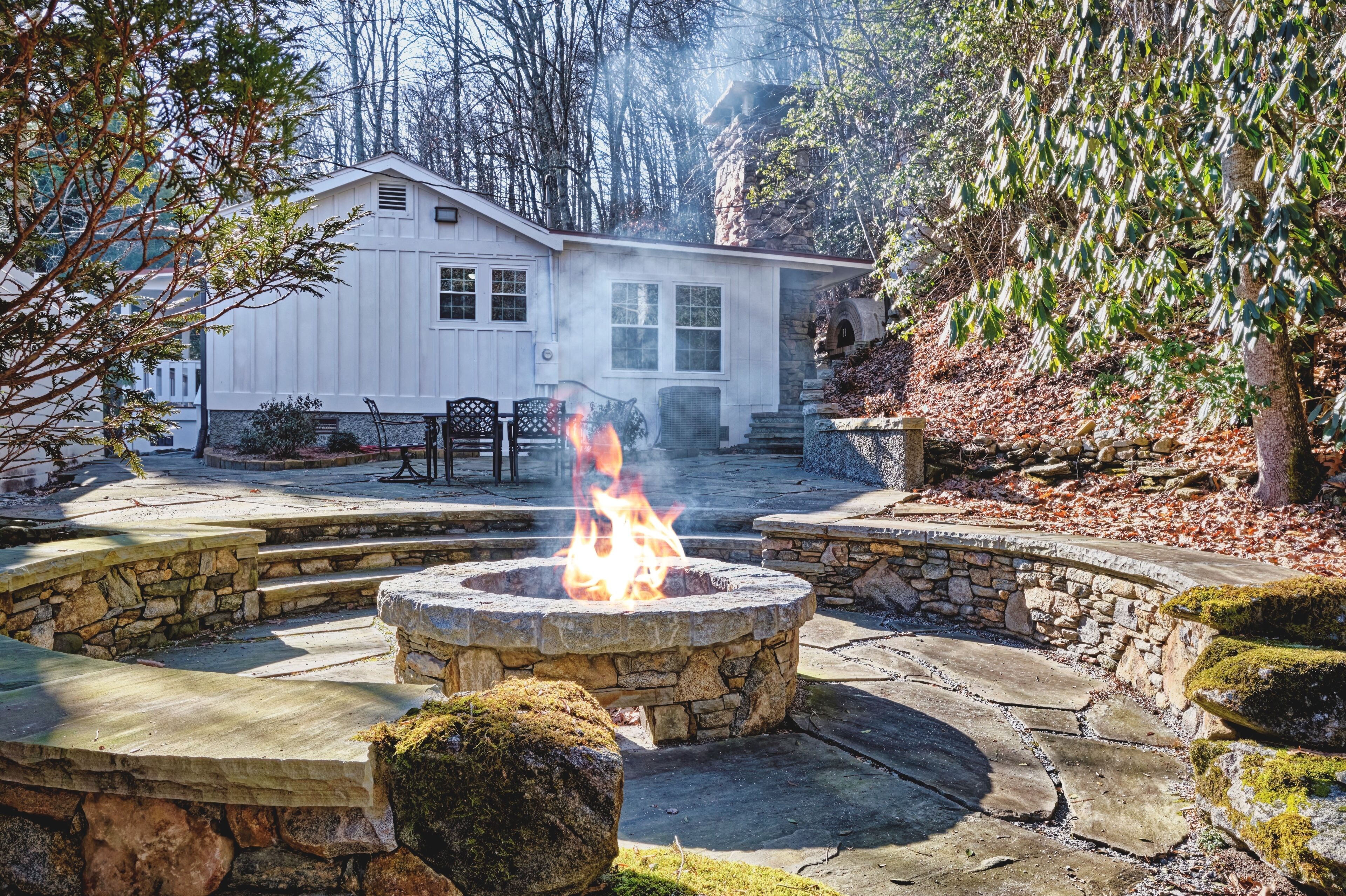 New to VRBO! Authentic working brick oven, Wood-burning fireplace, firepit, family and dog friendly