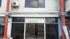 Een gebouw met een bord waarop staat: 'Cimanuk Pavilion' en 'Jl. Cimanuk No. 20 Bengkulu Tel.'