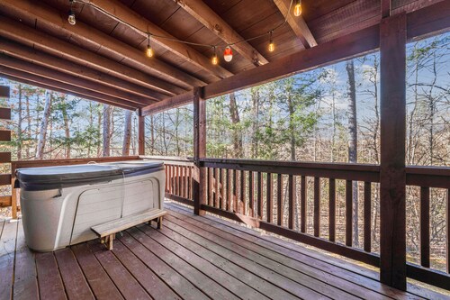 Wildberry Retreat: Cozy Couples Getaway | Hot Tub • Fireplace