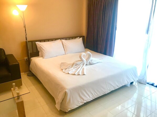 Deluxe Room | Free WiFi - The Luka Guesthouse and Restaurant (Patong)