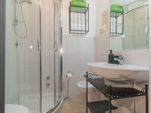 Ducha, secador de pelo, bidet, toallas