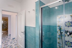 Een douche, een haardroger, badjassen, een bidet