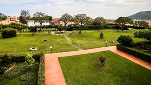 A well-maintained garden with pathways, benches, and a variety of trees and shrubs. - [ZONA POETI] ★★★★★ Relax in Piscina - Free Parking (Loano)