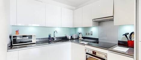 Kühlschrank, Mikrowelle, Ofen, Herdplatte