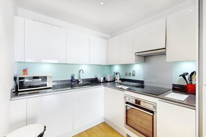 Kühlschrank, Mikrowelle, Ofen, Herdplatte