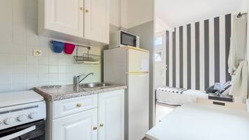 Réfrigérateur, micro-ondes, plaque de cuisson