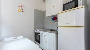 Réfrigérateur, micro-ondes, plaque de cuisson