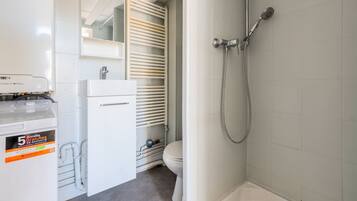 Douche, serviettes fournies, papier toilette