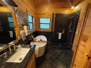 Hair dryer, towels - Timber Ridge Retreat-4 Bed/Hot Tub/Views (Broken Bow)