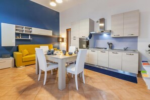 Kühlschrank, Ofen, Herdplatte, Wasserkocher mit Kaffee-/Teezubehör