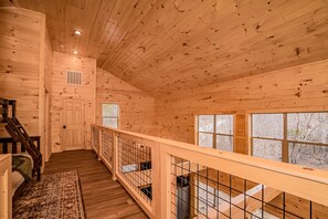 Interior - BearValleySplash: IndoorPool*HotTub*Wifi*Pets*Games*FirePit*Yard*KidsPlayGym (Sevierville)