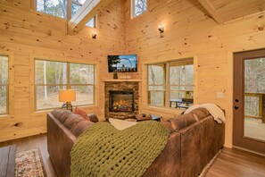 TV, fireplace, video games, foosball - BearValleySplash: IndoorPool*HotTub*Wifi*Pets*Games*FirePit*Yard*KidsPlayGym (Sevierville)
