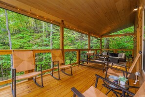 Outdoor dining - BearValleySplash: IndoorPool*HotTub*Wifi*Pets*Games*FirePit*Yard*KidsPlayGym (Sevierville)