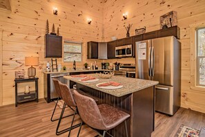 Fridge, microwave, oven, stovetop - BearValleySplash: IndoorPool*HotTub*Wifi*Pets*Games*FirePit*Yard*KidsPlayGym (Sevierville)