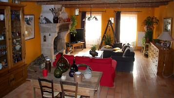 Fernseher, Kamin, DVD-Player, Tischtennisplatte