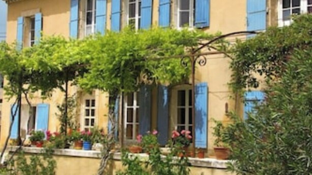 Un bâtiment doté de nombreuses fenêtres et d’un balcon.