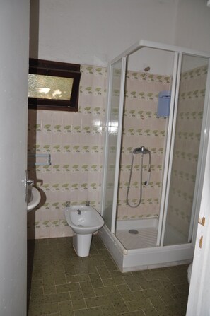 Serviettes fournies, papier toilette