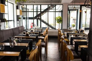 Dining - Hotel Subcarpati (Curtea De Arges)
