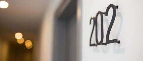 Primer plano de una pared con el número '2022' en letras negras.
