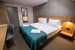 Desk, blackout curtains, free WiFi - Hotel Subcarpati (Curtea De Arges)