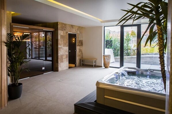 Hammam, 1 salle de soins, massages