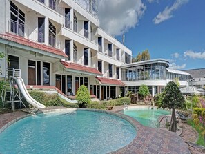 Kolam renang outdoor