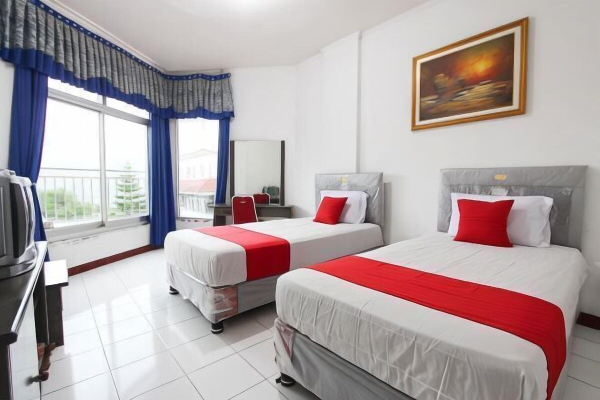 Escritorio, wifi gratis, ropa de cama