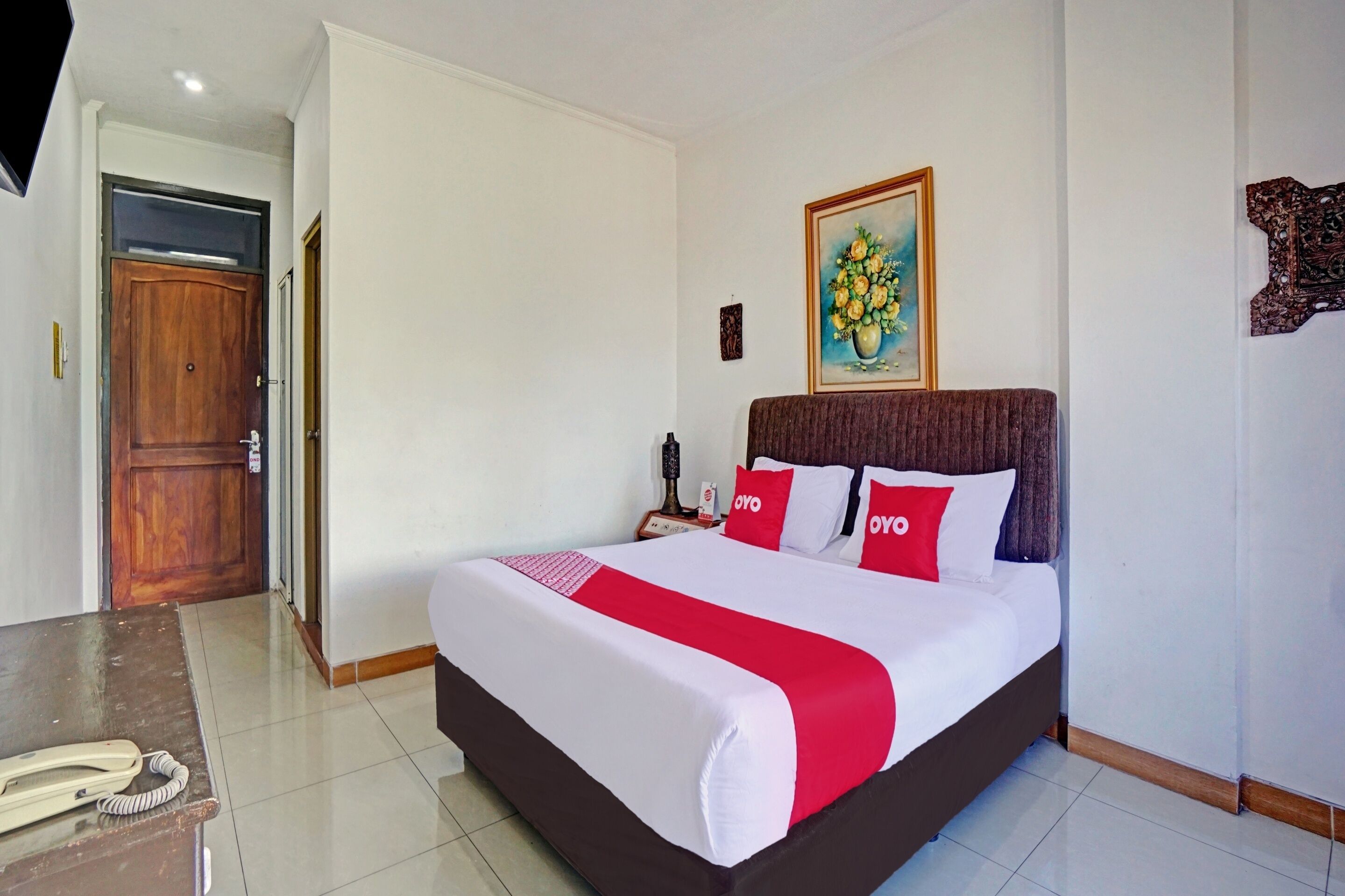 Escritorio, wifi gratis y ropa de cama 