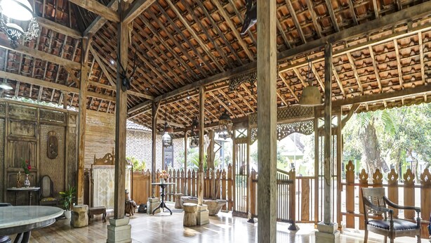 An open-air pavilion with a tiled floor, wooden pillars, and a decorative fence. - Hotel O Desa Wisata Kampung Majapahit (Bejijong)