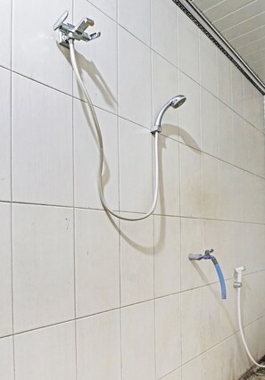 Standard-Doppelzimmer | Badezimmer | Dusche, Handtücher, Toilettenpapier