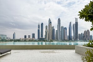 حمّام سباحة خارجي، حمّام سباحة مُدفَّأ