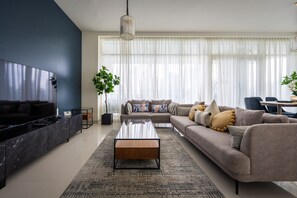 50-inch Smart TV with cable channels, TV - Glamorous 3BR with Marina view (Dubai)