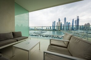 Outdoor dining - Glamorous 3BR with Marina view (Dubai)