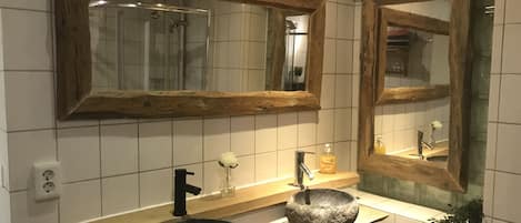 Douche, articles de toilette gratuits, sèche-cheveux, peignoirs