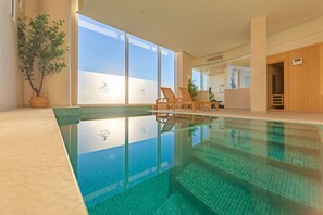 Een binnenzwembad, een verwarmd zwembad