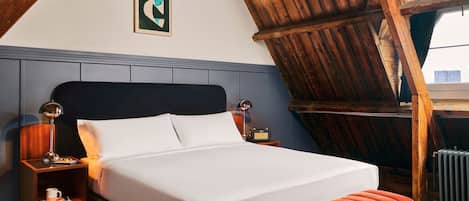 Ropa de cama de alta calidad y caja de seguridad en la habitación