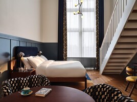 Ropa de cama de alta calidad y caja de seguridad en la habitación 