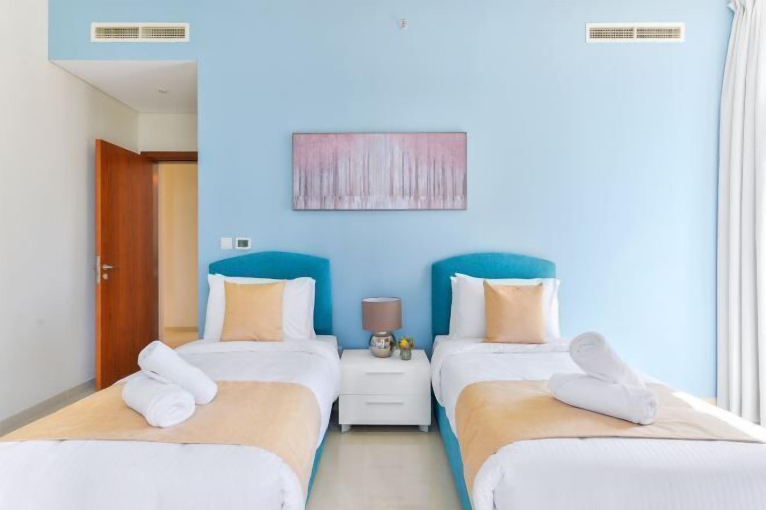 Caja de seguridad en la habitación, muebles diferentes y escritorio 