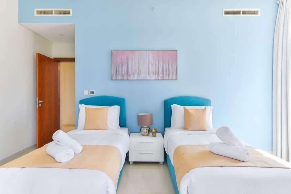 3 chambres, coffres-forts dans les chambres, ameublement personnalisé