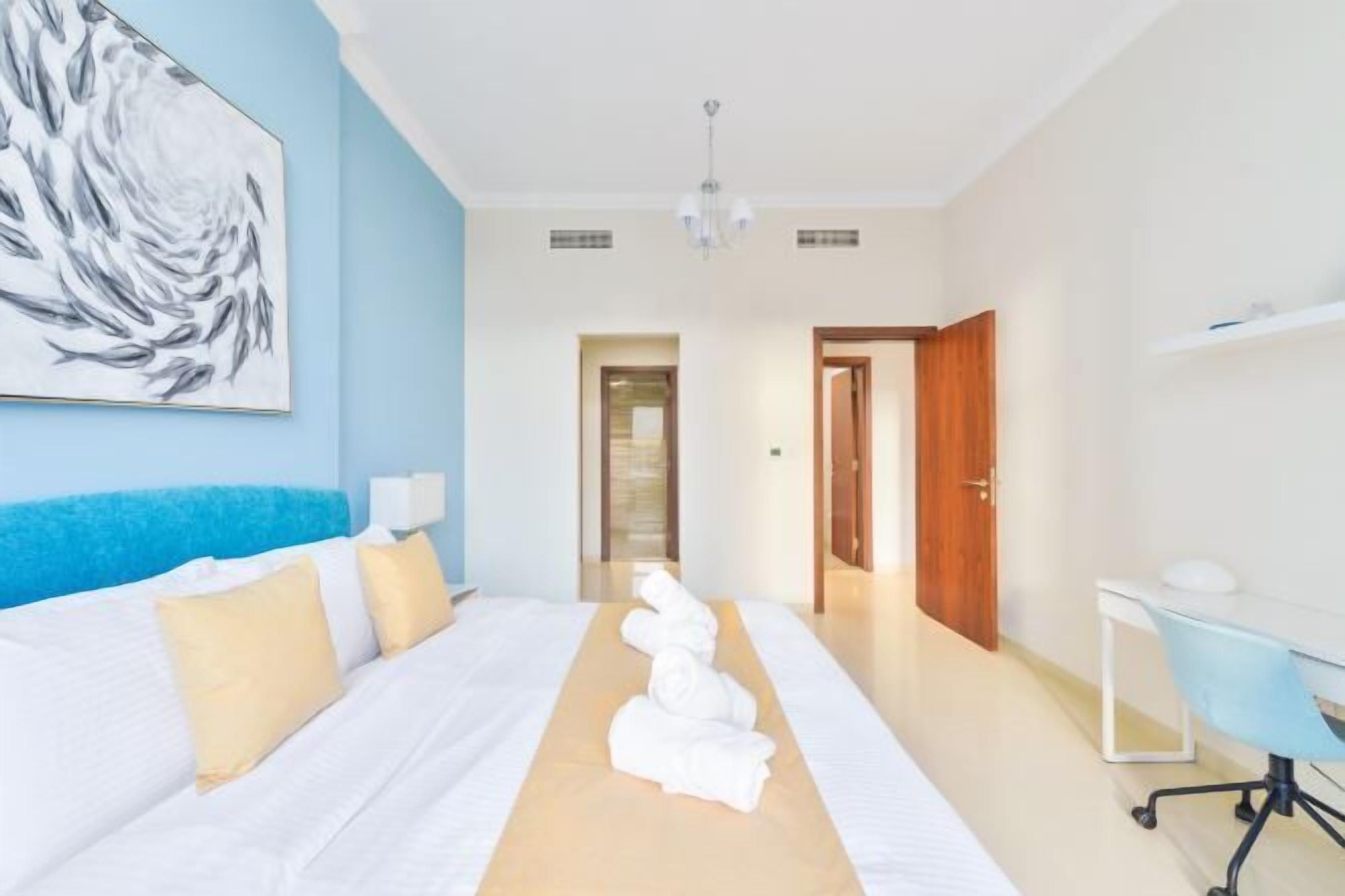 Caja de seguridad en la habitación, muebles diferentes y escritorio 