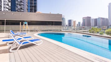 Piscine extérieure, chaises longues