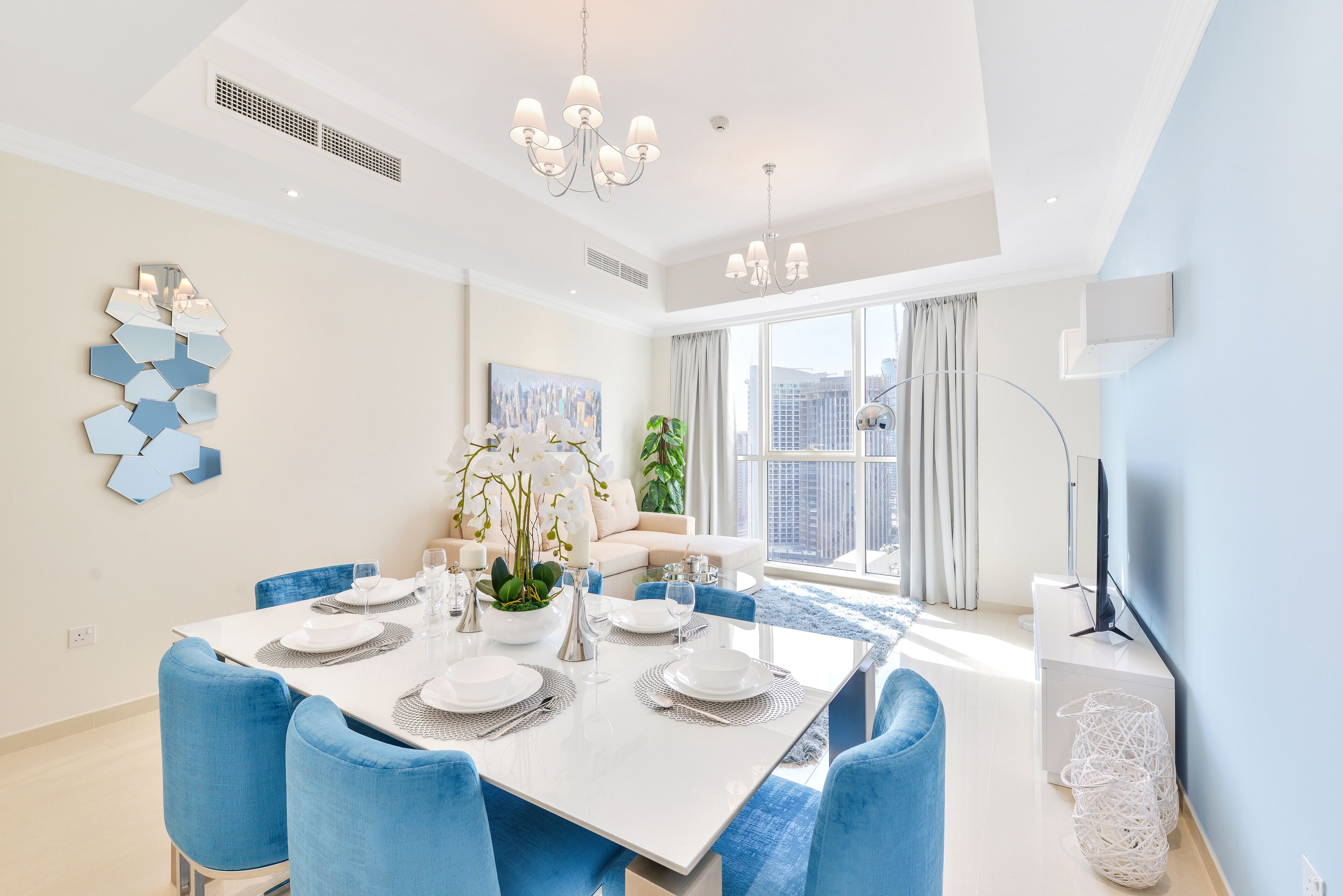 Deluxe 3BR Apartment | Coin séjour | TV connectée de 50 pouces avec chaînes par câble, télévision