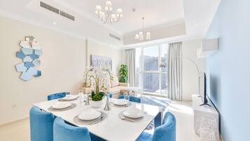 Deluxe 3BR Apartment | Coin séjour | TV connectée de 50 pouces avec chaînes par câble, télévision