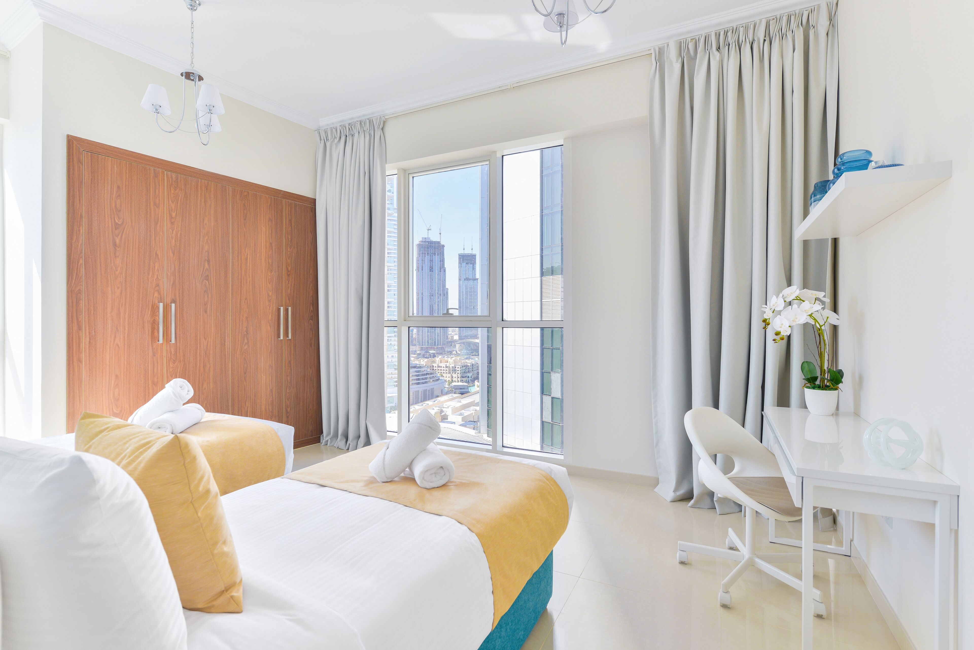 Une chambre d’hôtel moderne avec un grand lit, un bureau et une vue sur la ville.