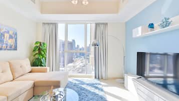 Deluxe 3BR Apartment | Coin séjour | TV connectée de 50 pouces avec chaînes par câble, télévision