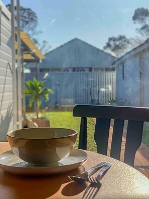 Outdoor dining - Cosy Garden Cottage (Padstow)