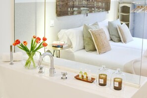 Unclassified image, 5 of 33, button